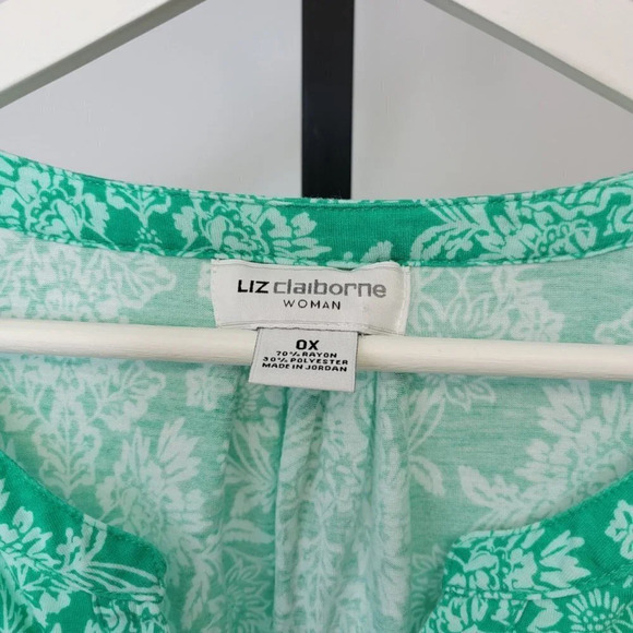 𝅺Liz Claiborne  V-Neck Top - Picture 3 of 5